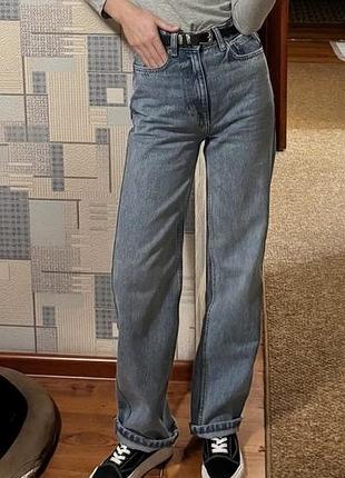 Джинси у блакитному кольорі прямого крою довгі