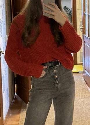 Червоний светр з коміром вʼязаний