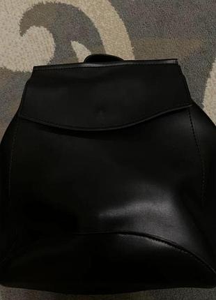 Рюкзак з еко шкіри у чорному кольорі