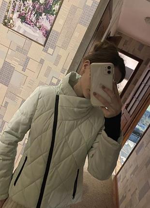 Куртка у бірюзовому кольорі з чорною блискавкою