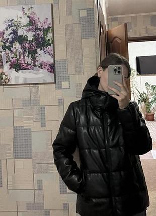 Зимова шкіряна куртка у чорному кольорі з капюшоном