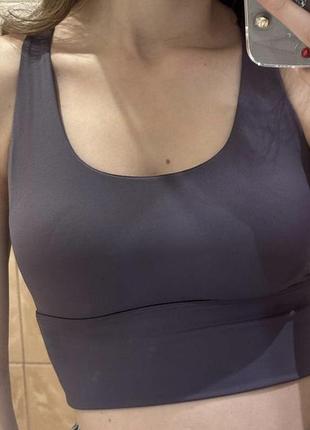 Топ спортивний у сірому кольорі з чашками