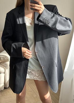 Сірий піджак у клітинку з чоловічого плеча оверсайз