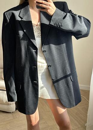 Сірий піджак з чоловічого плеча оверсайз