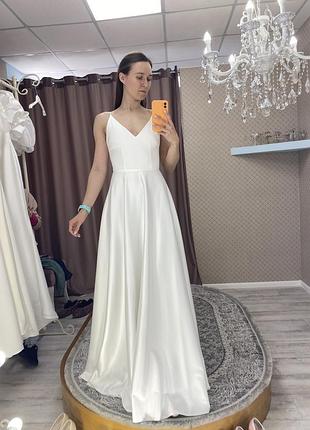 Розкішна весільна сукня з дорогої тканини