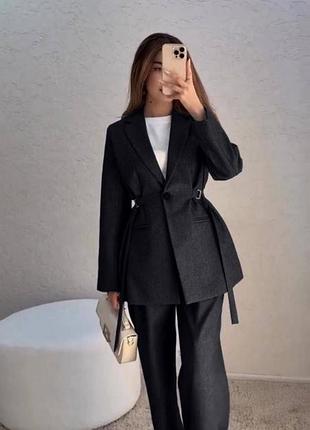 Елегантний жіночий костюм оверсайз приталений піджак на ґудзику з кишенями та затяжками по талії і штани палаццо прямого крою діловий костюм