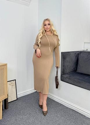 Приталенное платье в рубчик с открытой спиной на шнуровке
