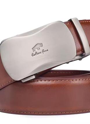 Мужской кожаный ремень с красивой бляхой