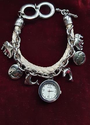 Женские наручные часы на кожаном браслете и серебристой цепочке с подвесками