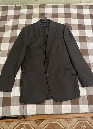 Чоловічій костюм бренду esprt