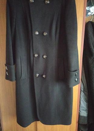 Двубортное осеннее пальто в красивом состоянии.