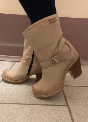 Чоботи, черевики