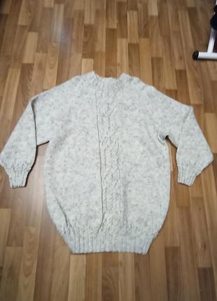 Удлиненный свитер из натуральной шерсти без этикеток вязаный свитер светлого цвета.