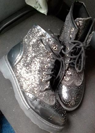 Ботинки блестящие.