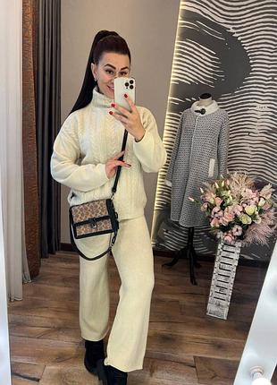 Затишний і теплий костюм светр під горло та штани палаццо