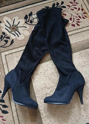 Чорні ботфорти