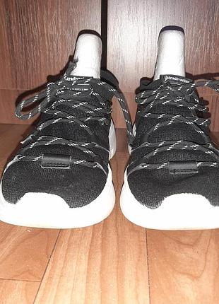 Кроссовки, марка "stradivarius", черного цвета с белой подошвой