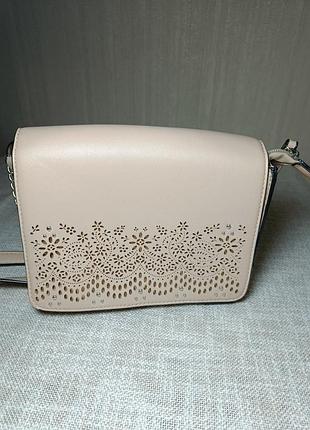 Женская сумка от new look с лазерной перфорацией и заклепками. бежевая сумка- клатч