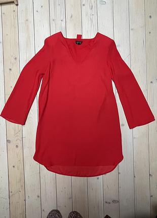 Коротка червона сукня яскравого кольору