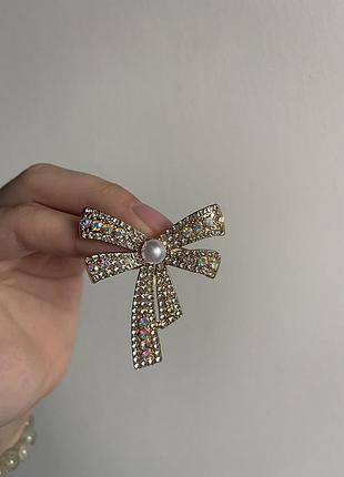Металева брошка бант «сяйво елегантності» з кристалами та перлиною