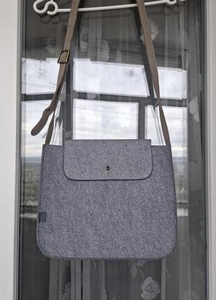 Сумка на або через плече з фетру.