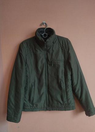 Жіноча куртка кольору хакі