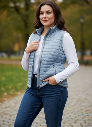 Женская стеганая жилетка увеличенного размера
