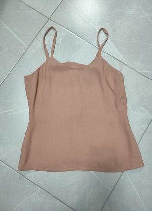 Роскошная майка в пастельных тонах украшена сзади пуговицами