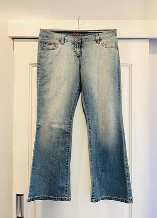 Голубые джинсы с потертостями клеш бедровки
