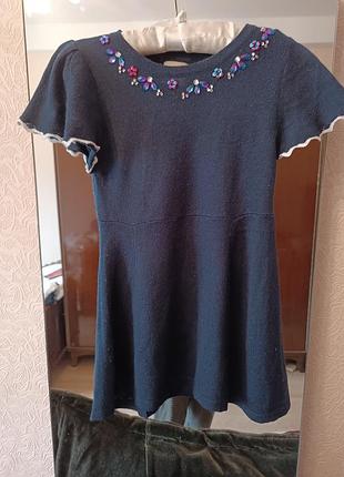 Темно-синее вязаное платье с короткими рукавами и украшениями.