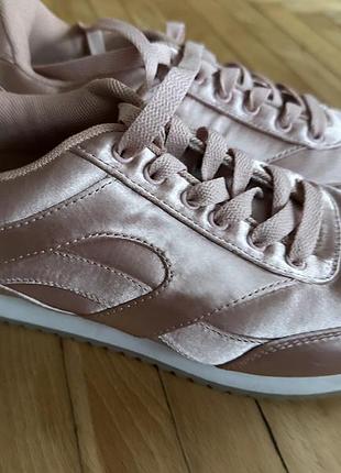 Кросівки divided