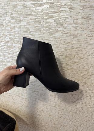 Ботинки на квадратному каблуці