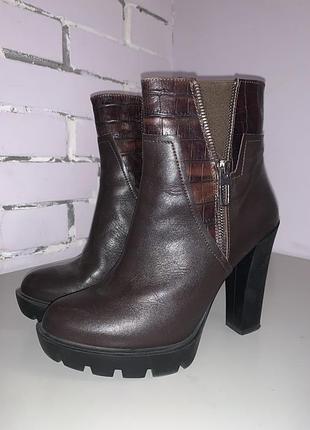 Осінні чоботи на підборах