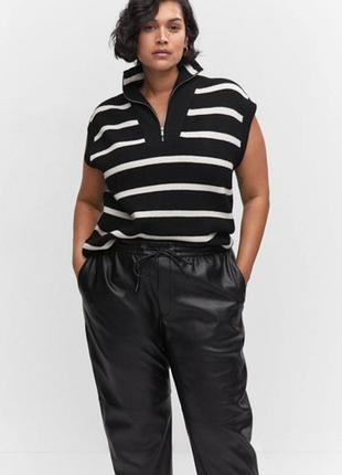 Черная жилетка в белую полоску