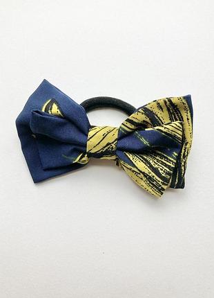Резинка с бантом в сине-желтом узоре