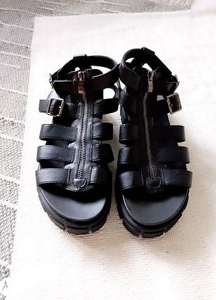 Сандалии на тракторной подошве