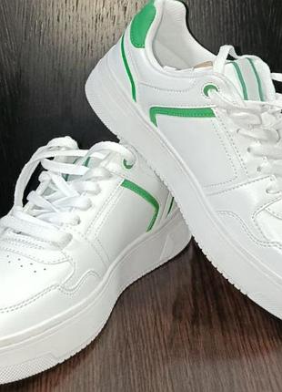 Белые кроссовки унисекс с яркими зелеными вставками