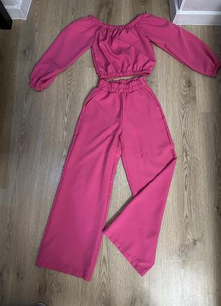 Рожевий святковий брючний костюм на дівчинку з відкрити плечима