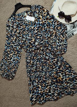 Красочное пятнистое платье на запах с объемными рукавами/платье