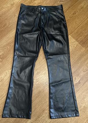 Продам чорні штани-кльош з карманами з еко шкіри