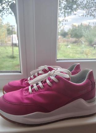 Розовые кроссовки