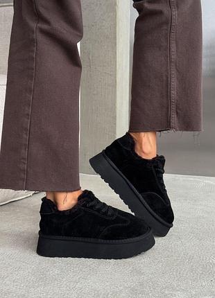 Кросівки жіночі