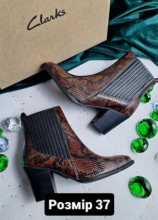 Clarks оригінал коричневі ботинки челсі на підборах