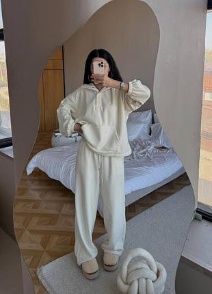 Теплый женский брючный костюм