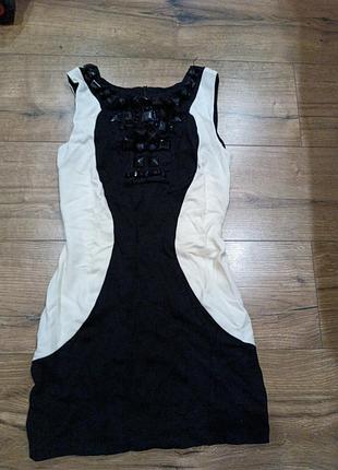 Короткое женское платье с имитацией тонкой талии и черными камушками