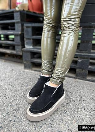 Зимові замшеві лофери в чорному кольорі