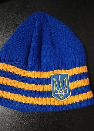 Зимняя шапка в цветах флага с гербом украины