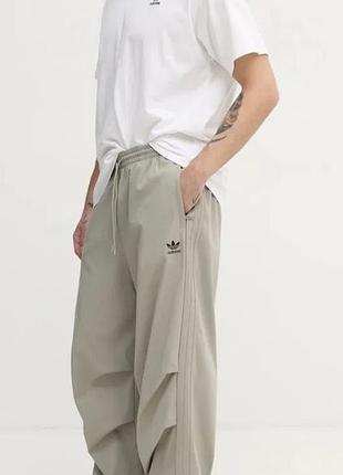 Оригінальні спортивні штани adidas parachute pants