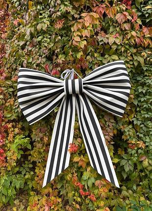 Великий чорно-білий бант у смужку з фоамірану — декоративний бант для фотосесії й оформлення