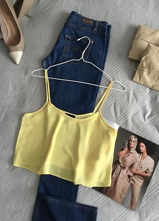 Яркий красивый топ блуза на тонких бретелях укорочённого  кроя в размере 36